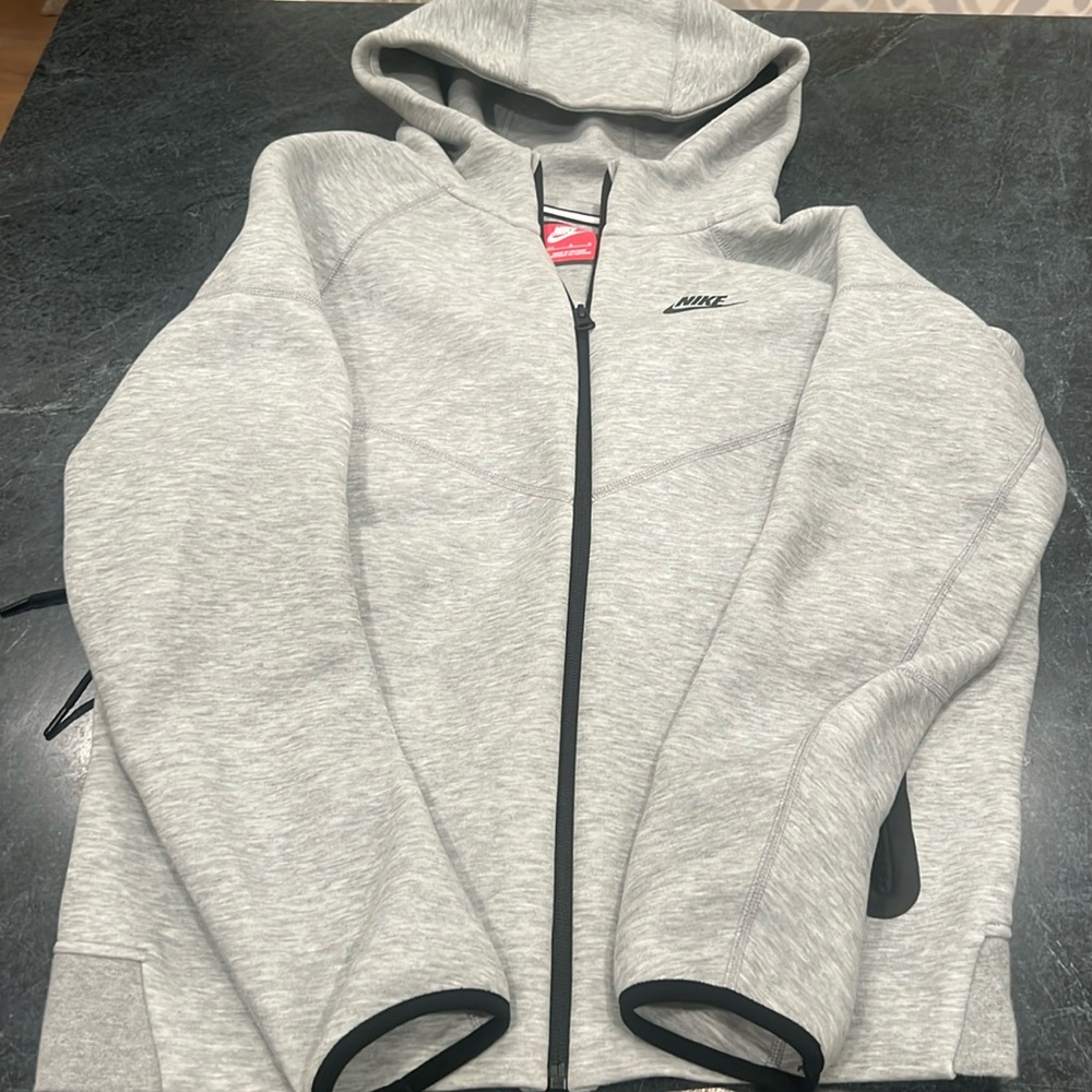 Boys Size L Nike Tech jogger pants & Boys Size L+ Nike Tech zipper jacket